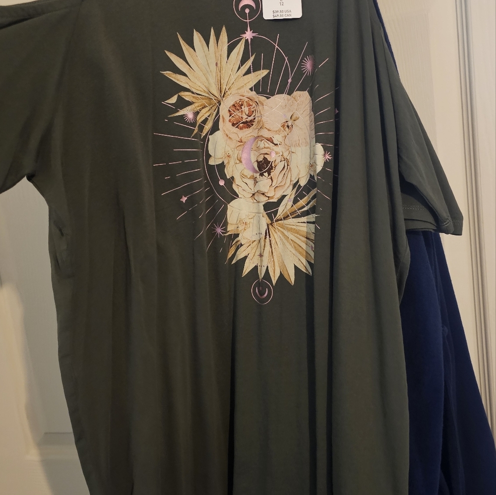 Torrid cold shoulder - Picture 2 of 2